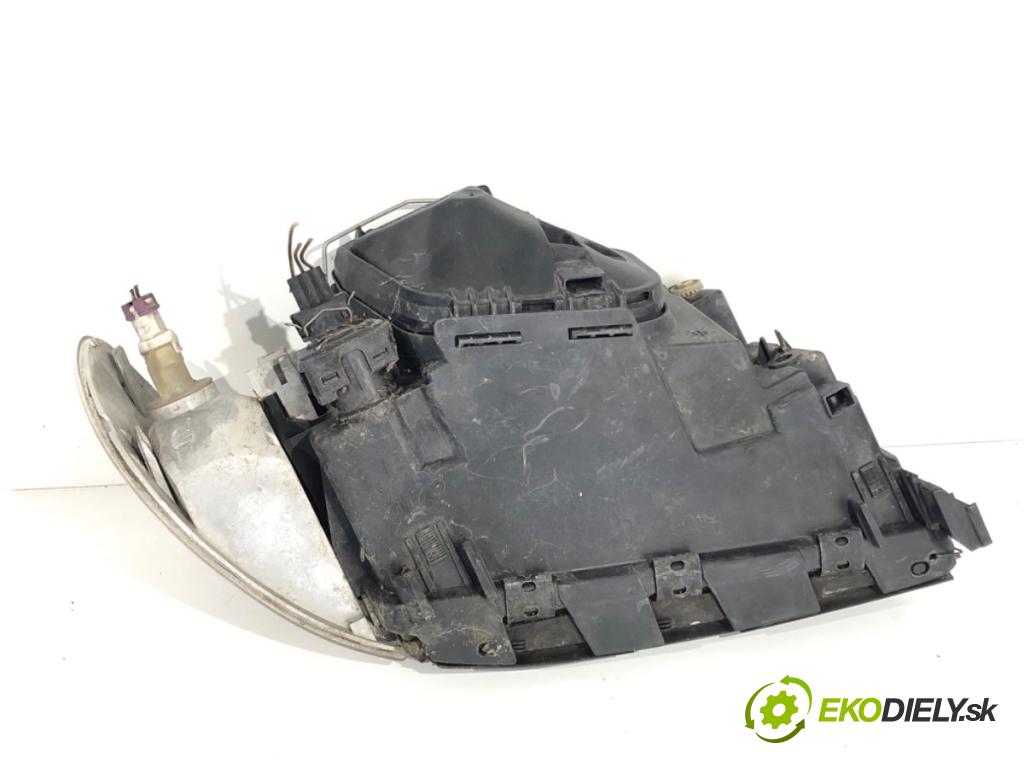 AUDI A6 C4 sedan 1996 103 kW 2.5 TDI 2461 Svetlomet ľavy predný