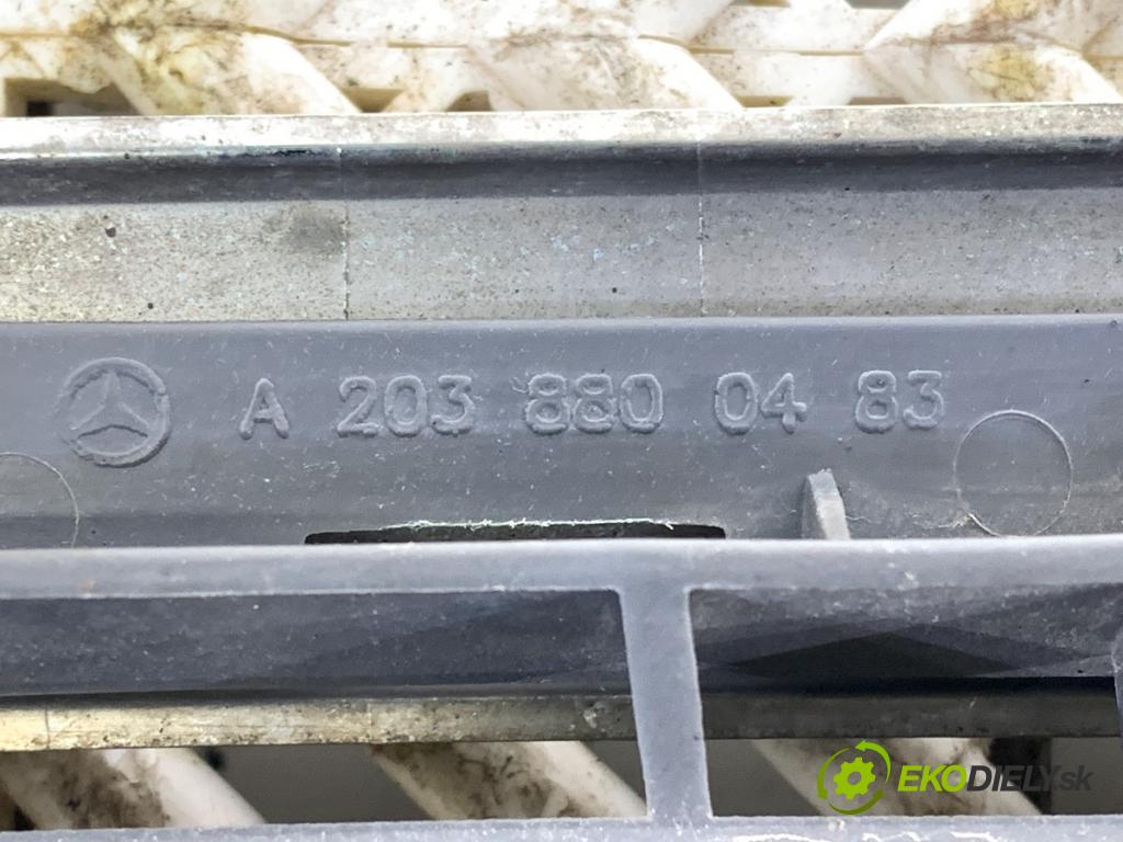 MERCEDES-BENZ W203 sedan 2002 120 kW C 200 Kompressor (203.042) 1796 mřížka maska A2038800483 (Přední mřížka (maska chladiče))