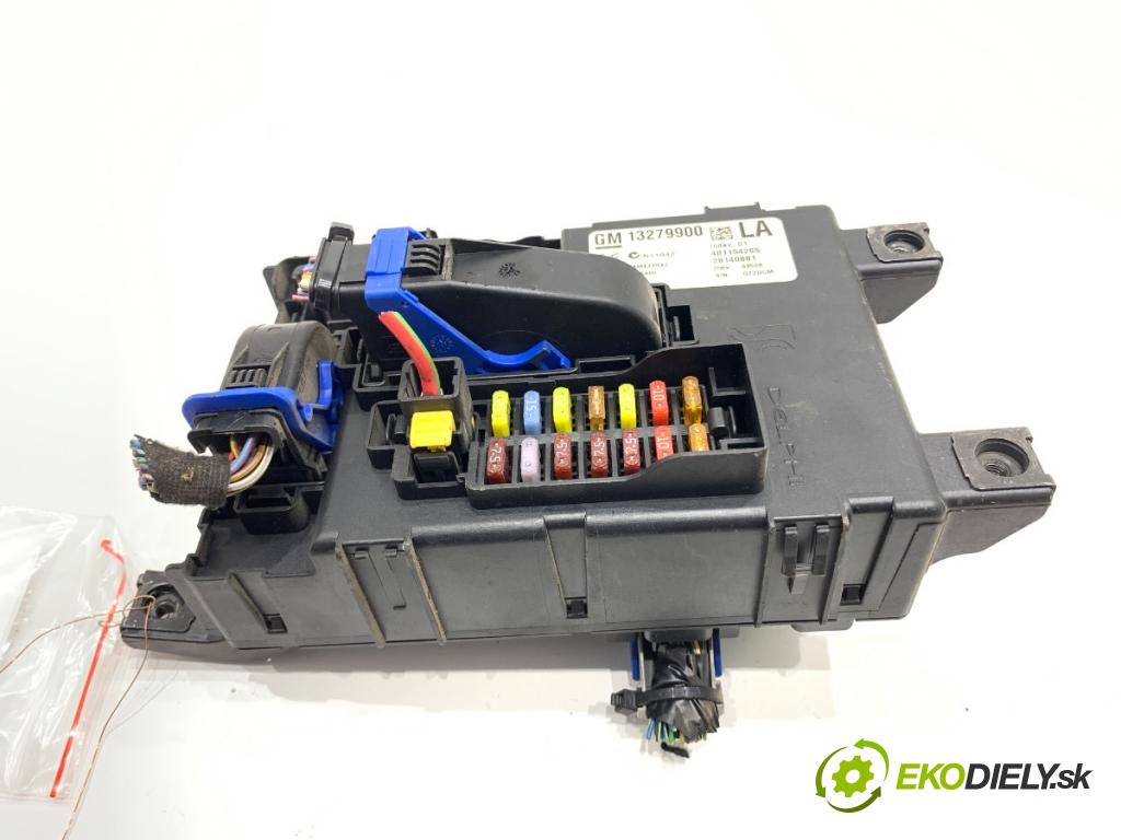 OPEL CORSA D liftback 2008 55 kW 1.3 CDTI (L08, L68) 1248 modul BSI 13279900 (Pojistková skříňka)