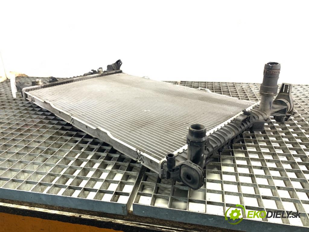 AUDI A4 B8 sedan 2009 155 kW 2.0 TFSI 1984 chladič vody  (Vodní chladič)
