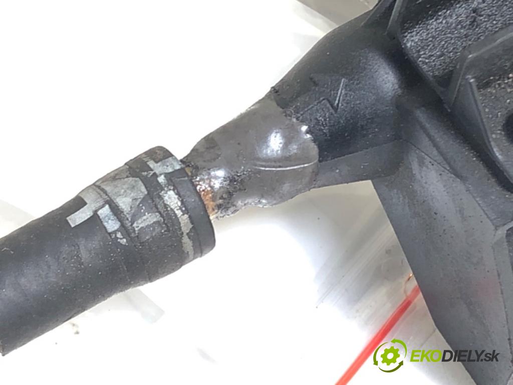 AUDI A3 8P liftback 2005 75 kW 1.6 1595 Lišta vstrekovacia 06A133317AS (Vstrekovacia lišta)