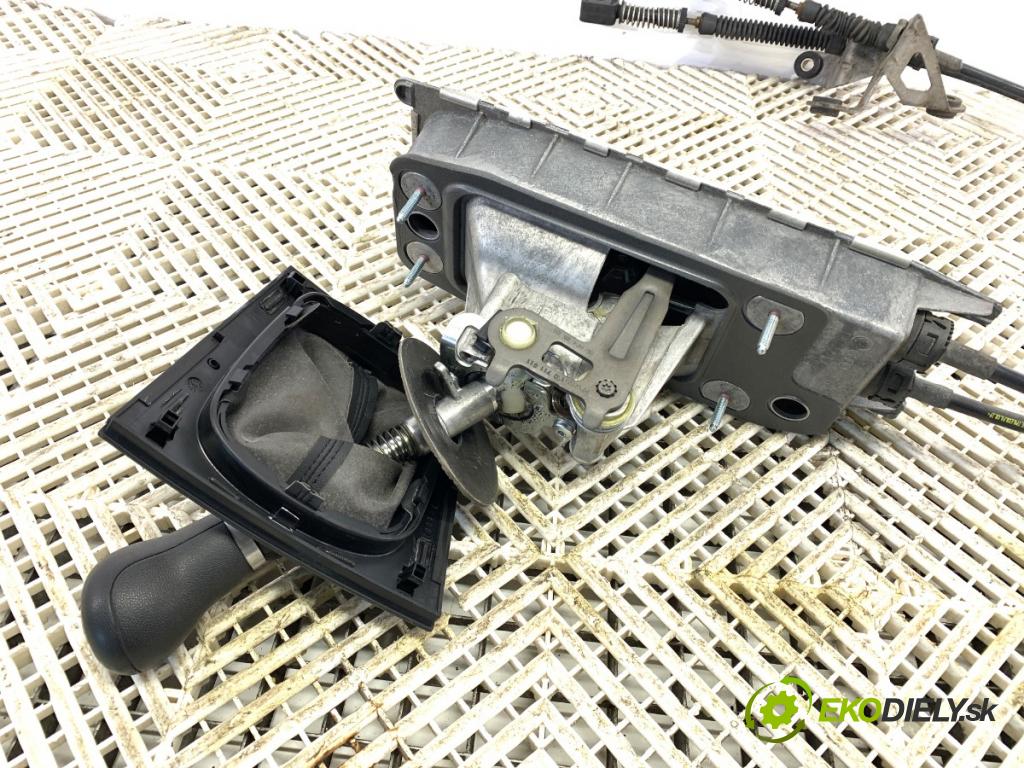 AUDI A3 8P liftback 2005 75 kW 1.6 1595 kulisa 1K0711049AR (Řadicí páka (kulisa) )