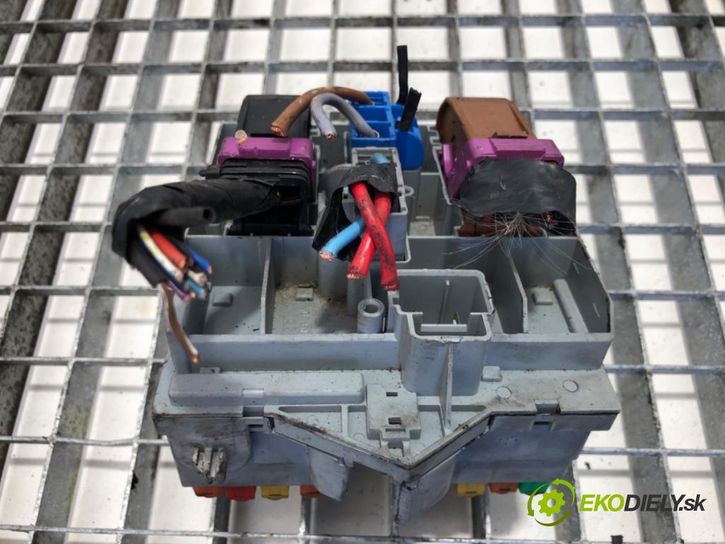 PEUGEOT BOXER II Skrzynia 2007 88 kW 2.2 HDi 120 2198 skříňka poistková  (Pojistková skříňka)