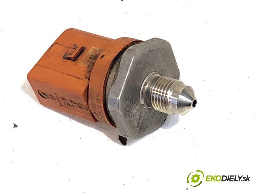 SKODA RAPID liftback 2013 77 kW 1.2 TSI 1197 Snímač tlaku paliva 06J906051D (Snímač)
