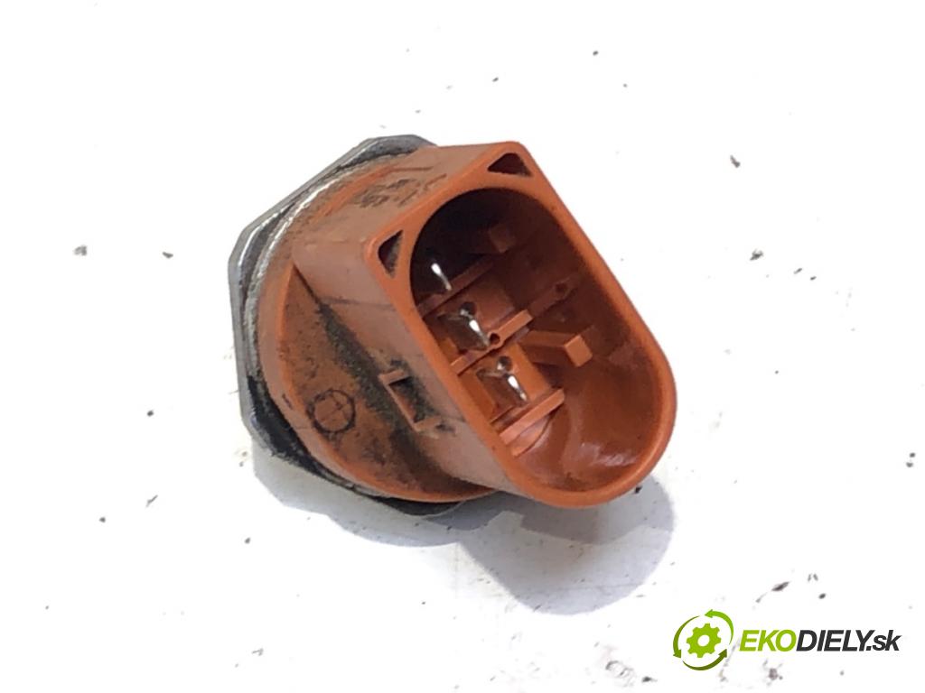 SKODA RAPID liftback 2013 77 kW 1.2 TSI 1197 Snímač tlaku paliva 06J906051D (Snímač)