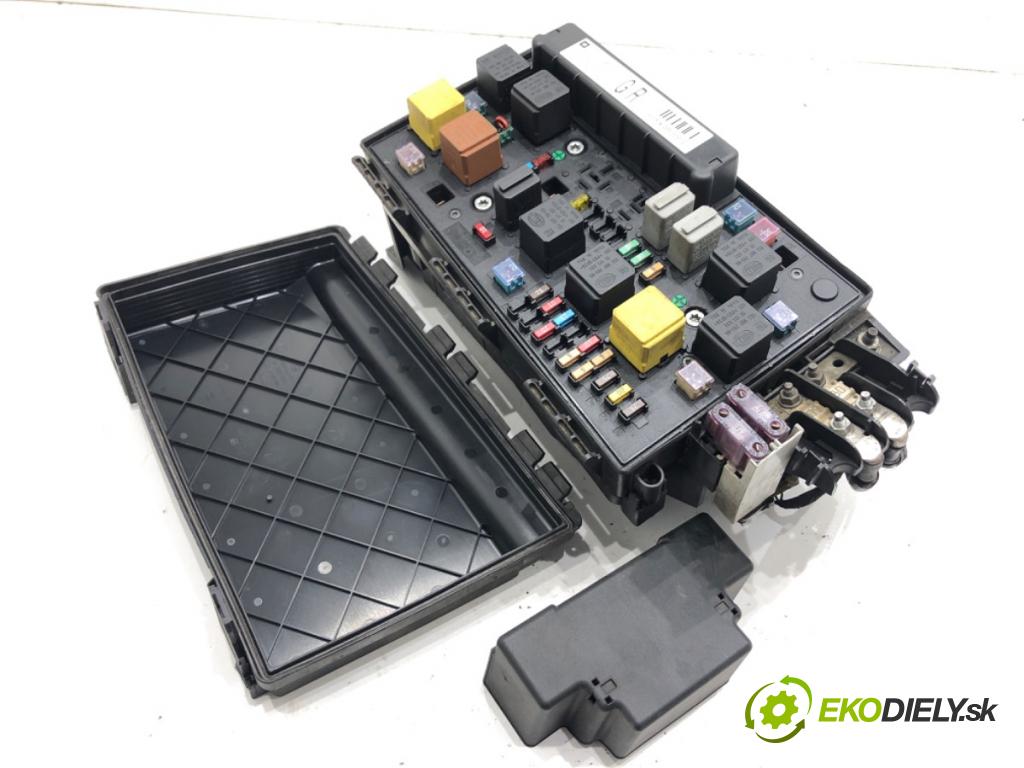 OPEL ZAFIRA B Nadwozie pełne/minivan 2005 88 kW 1.9 CDTI VAN (M75) 1910 skříňka poistková  (Pojistková skříňka)