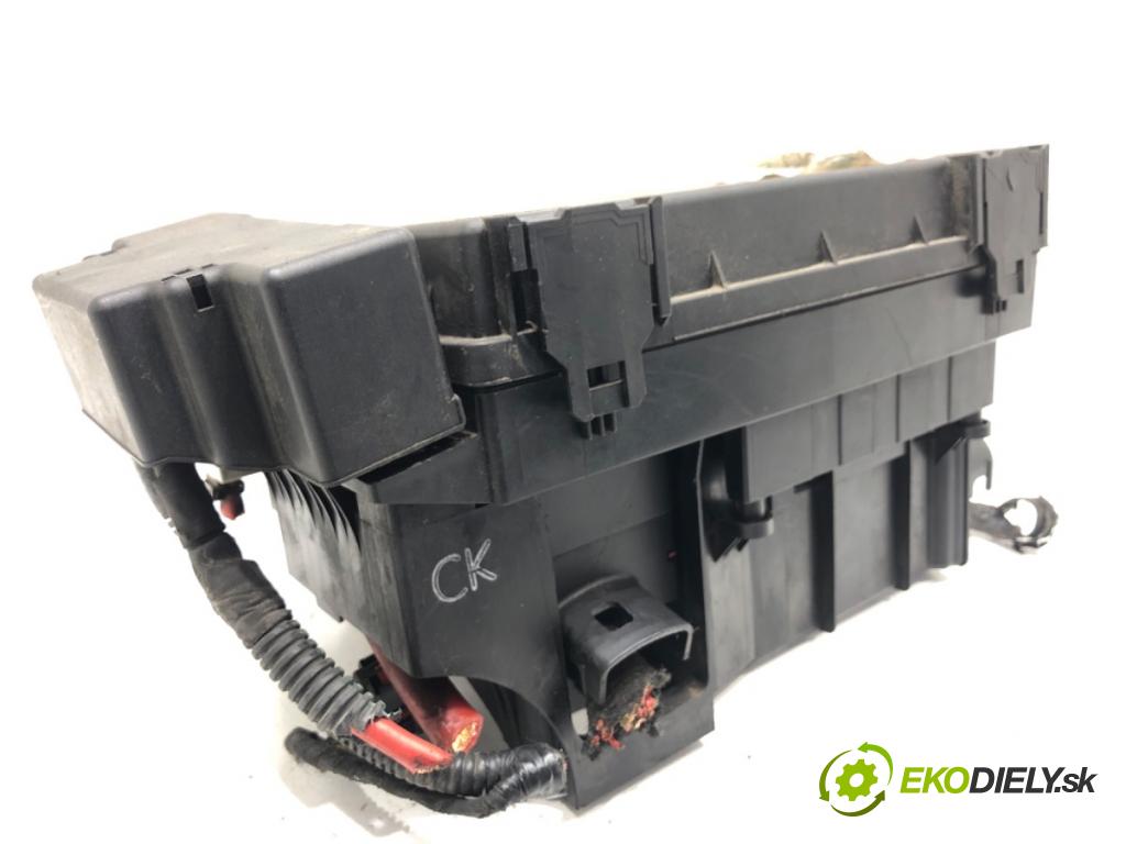 OPEL ZAFIRA B Nadwozie pełne/minivan 2005 88 kW 1.9 CDTI VAN (M75) 1910 skříňka poistková  (Pojistková skříňka)