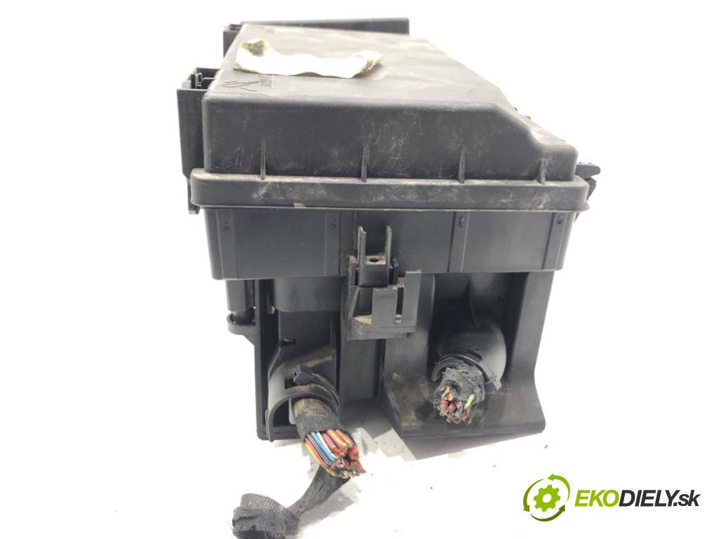 OPEL ZAFIRA B Nadwozie pełne/minivan 2005 88 kW 1.9 CDTI VAN (M75) 1910 skříňka poistková  (Pojistková skříňka)