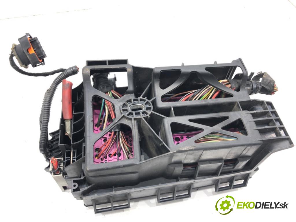 OPEL ZAFIRA B Nadwozie pełne/minivan 2005 88 kW 1.9 CDTI VAN (M75) 1910 skříňka poistková  (Pojistková skříňka)