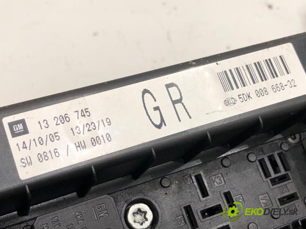 OPEL ZAFIRA B Nadwozie pełne/minivan 2005 88 kW 1.9 CDTI VAN (M75) 1910 skříňka poistková  (Pojistková skříňka)