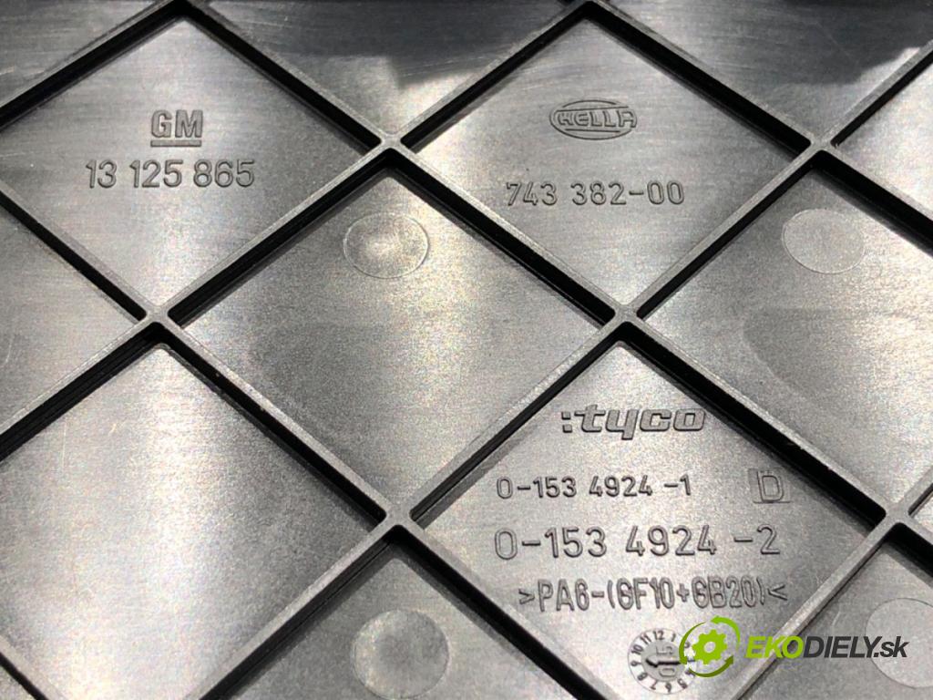 OPEL ZAFIRA B Nadwozie pełne/minivan 2005 88 kW 1.9 CDTI VAN (M75) 1910 skříňka poistková  (Pojistková skříňka)