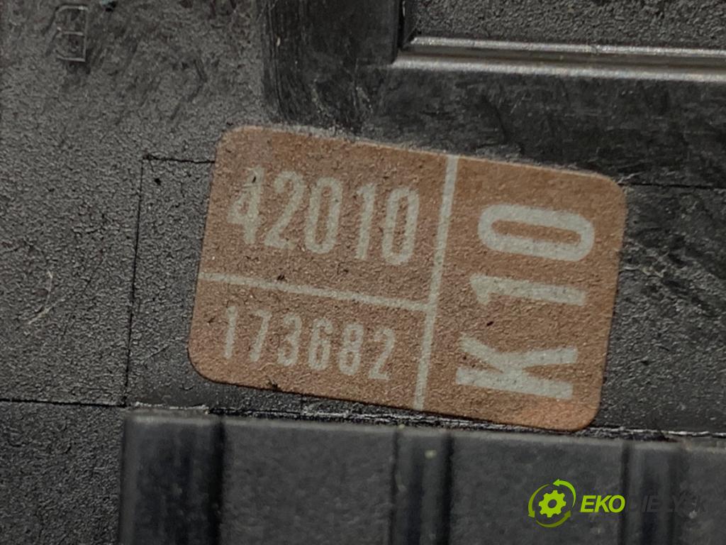 TOYOTA RAV 4 II SUV 2002 85 kW 2.0 D 4WD (CLA20_, CLA21_) 1995 Prepínač smeroviek 173682 (Prepínacie páčky pod volantom)