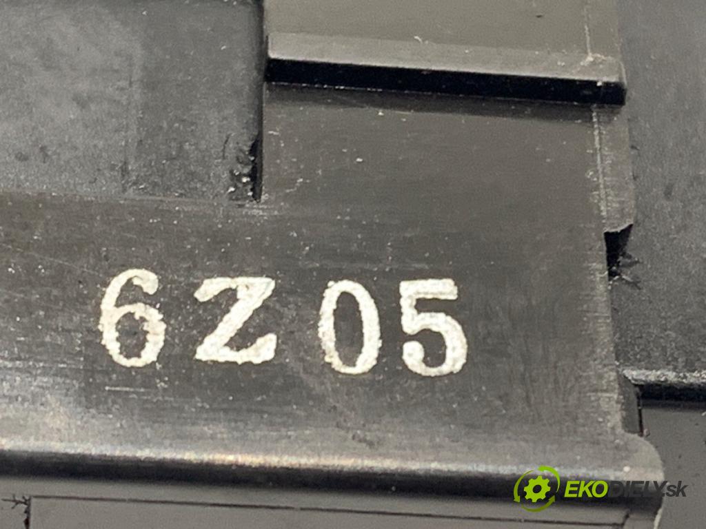 SUZUKI SX4 liftback 2007 79 kW 1.6 VVT 4x4 (RW 416) 1586 Prepínač ohrievania, vyhrievania sedačky  (Prepínacie páčky pod volantom)