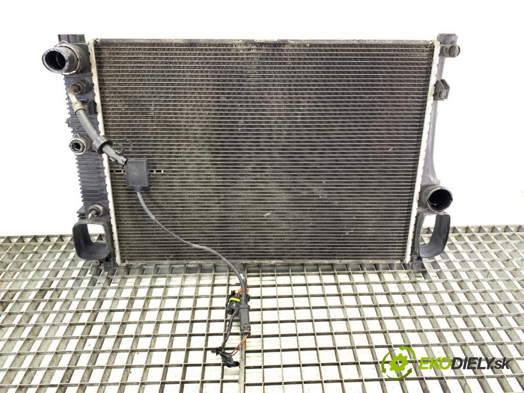 MERCEDES-BENZ W221 sedan 2010 220 kW S 400 Hybrid 3498 chladič vody A2215002103 (Vodní chladič)