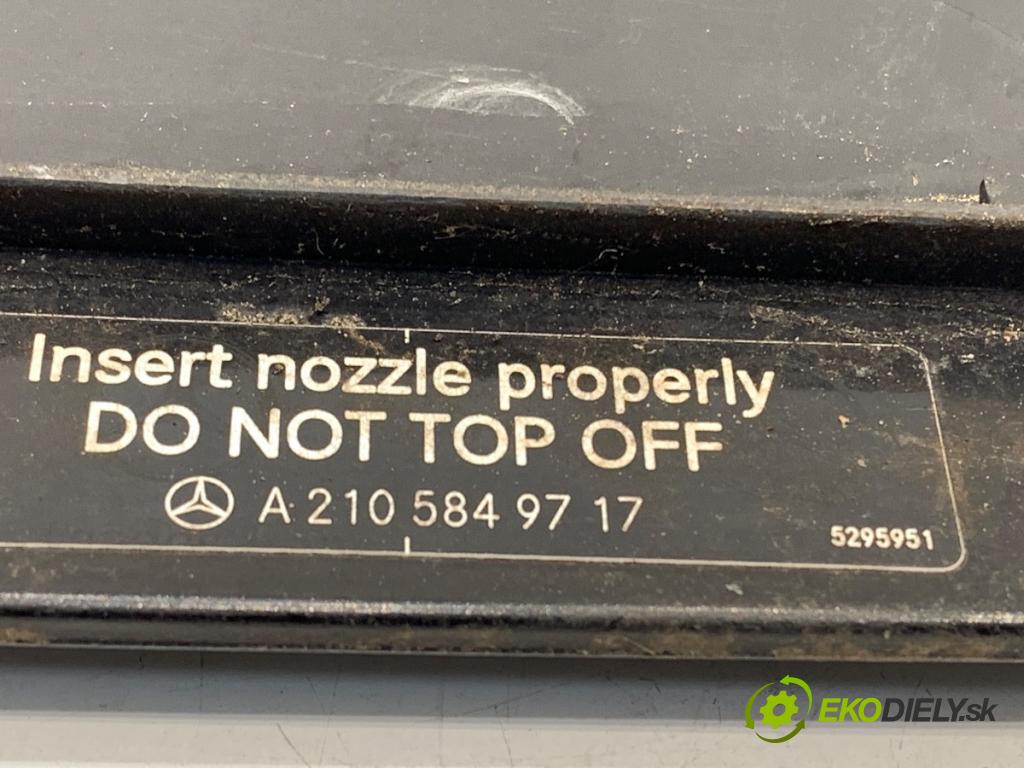 MERCEDES-BENZ W221 sedan 2010 220 kW S 400 Hybrid 3498 Dvierka nádrže paliva  (Kľučka dverí ostatné)