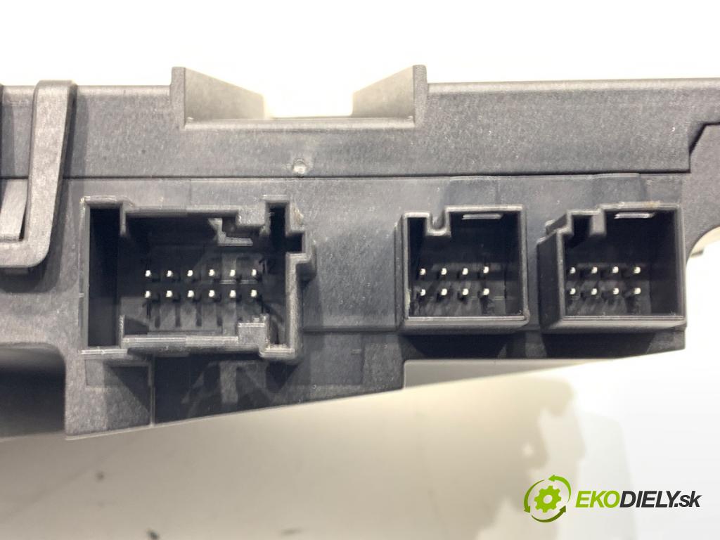 MERCEDES-BENZ W221 sedan 2010 220 kW S 400 Hybrid 3498 Panel ovládania kúrenia A2219052700 (Prepínacie páčky pod volantom)