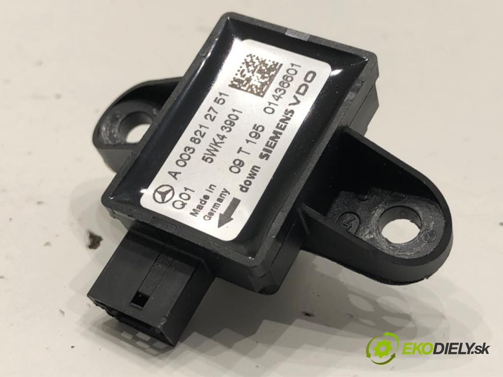 MERCEDES-BENZ W221 sedan 2010 220 kW S 400 Hybrid 3498 snímač nárazu A0038212751 (Snímač nárazu)