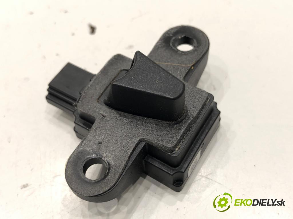 MERCEDES-BENZ W221 sedan 2010 220 kW S 400 Hybrid 3498 snímač nárazu A0038212751 (Snímač nárazu)