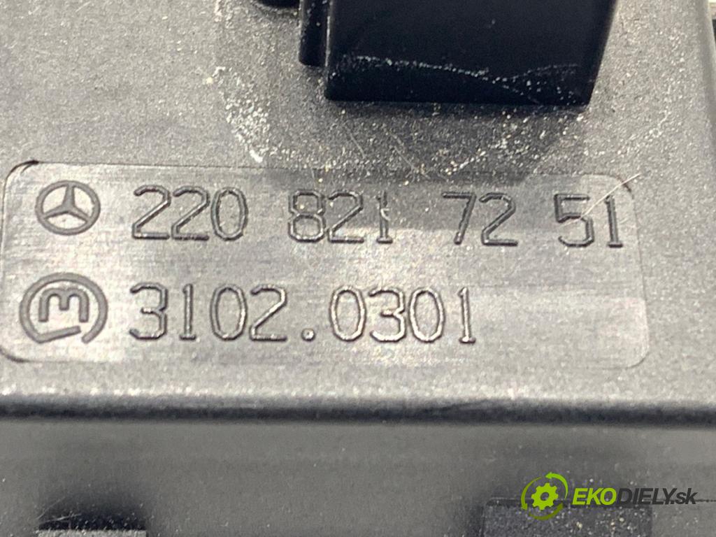 MERCEDES-BENZ W221 sedan 2010 220 kW S 400 Hybrid 3498 Prepínač otvárania dverí A221500693 (Prepínacie páčky pod volantom)