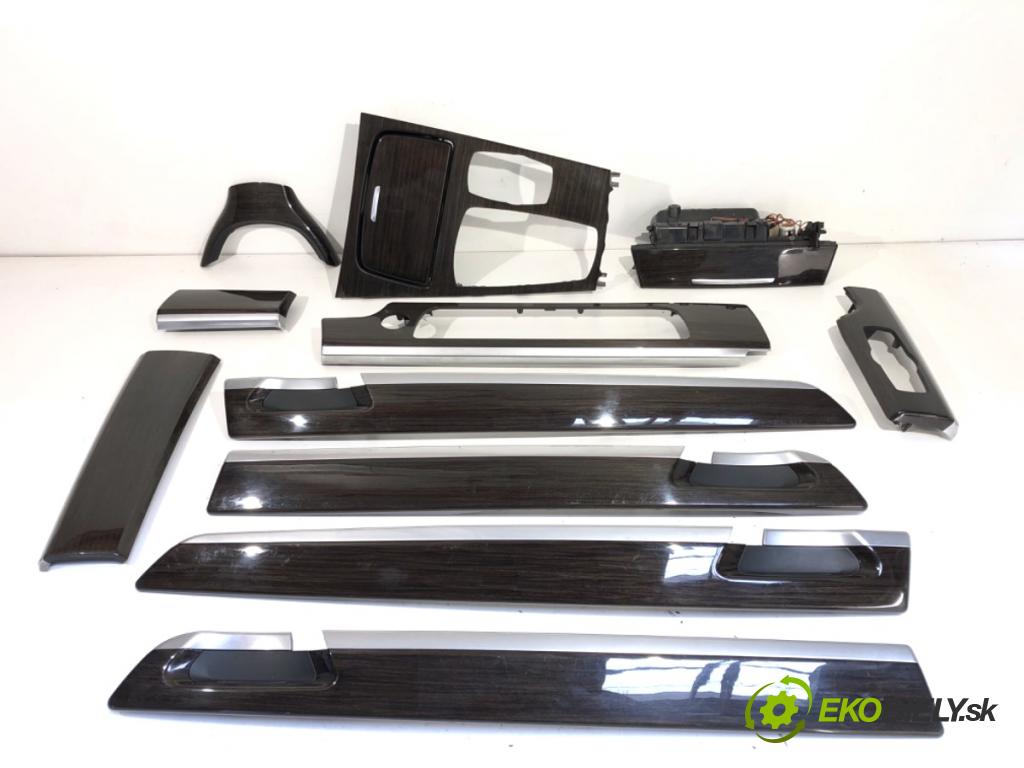 BMW F01 sedan 2008 180 kW 730 d 2993 lišty kryt  (Lišta)