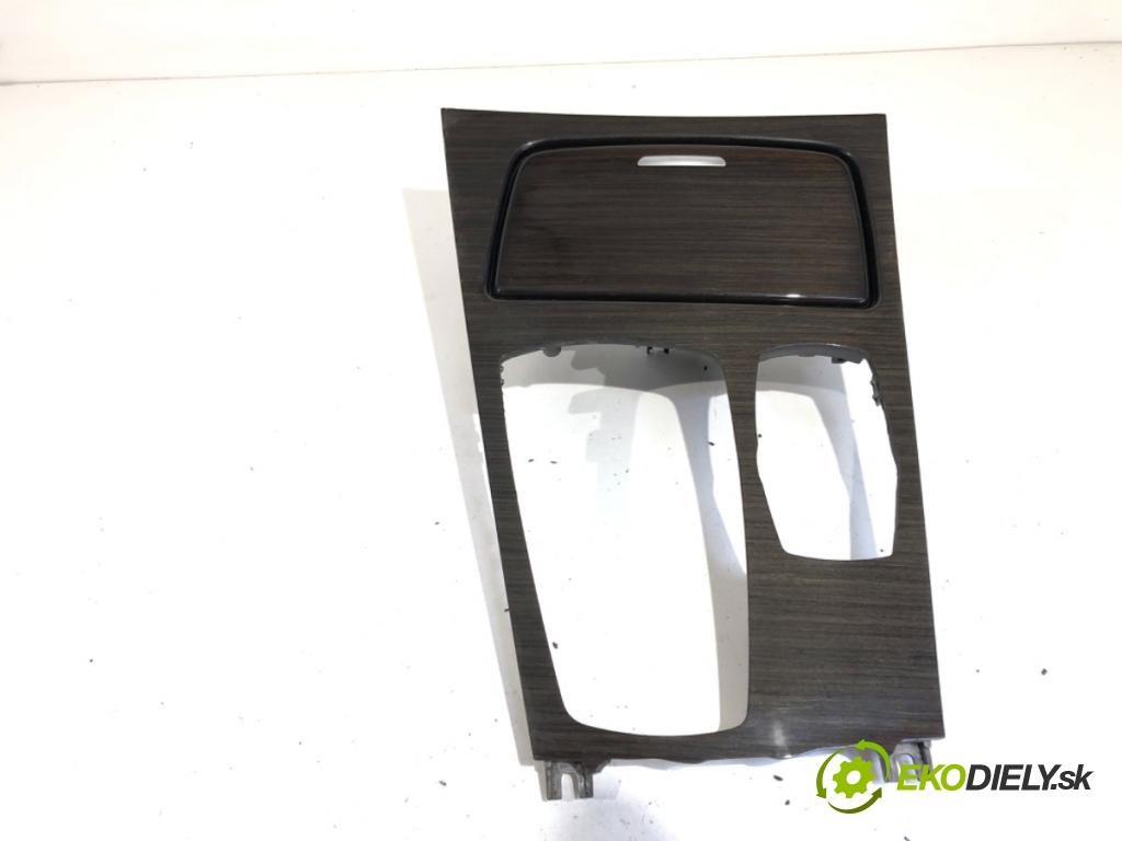 BMW F01 sedan 2008 180 kW 730 d 2993 lišty kryt  (Lišta)