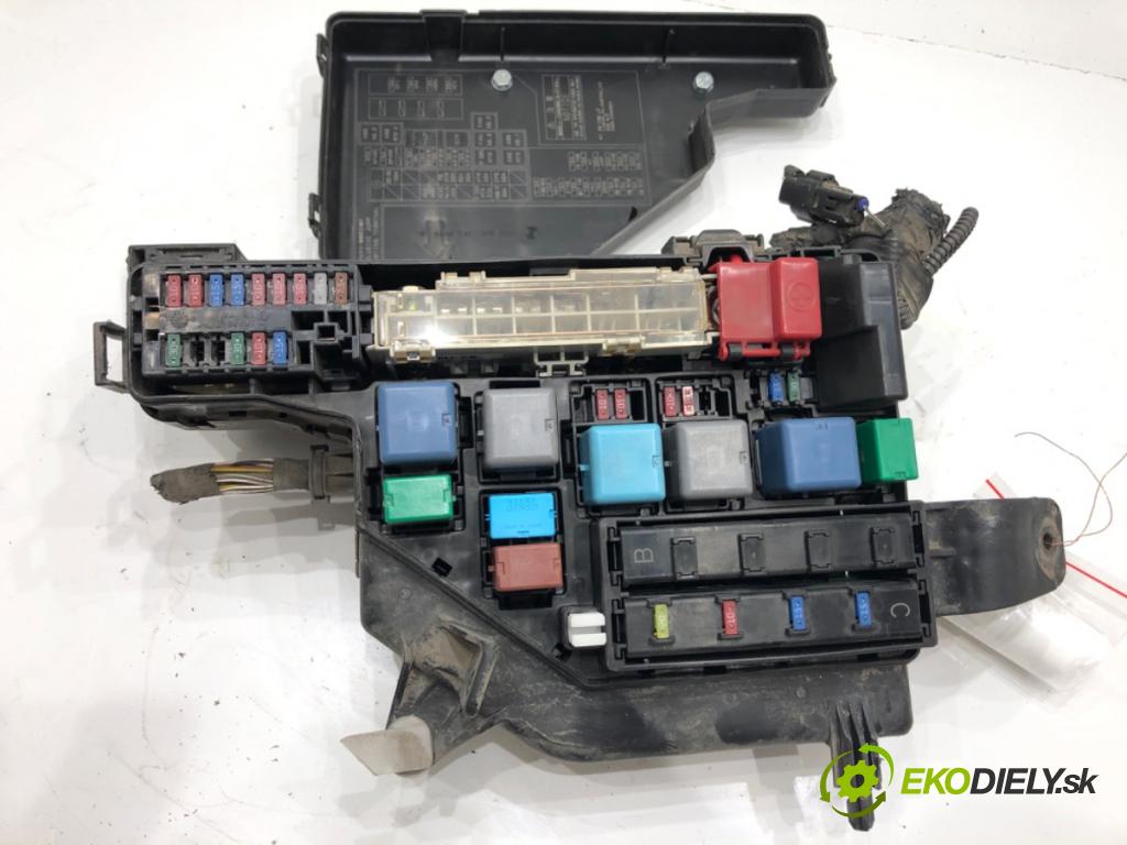 TOYOTA PRIUS II liftback 2005 57 kW 1.5 Hybrid (NHW20_) 1497 skříňka poistková  (Pojistková skříňka)