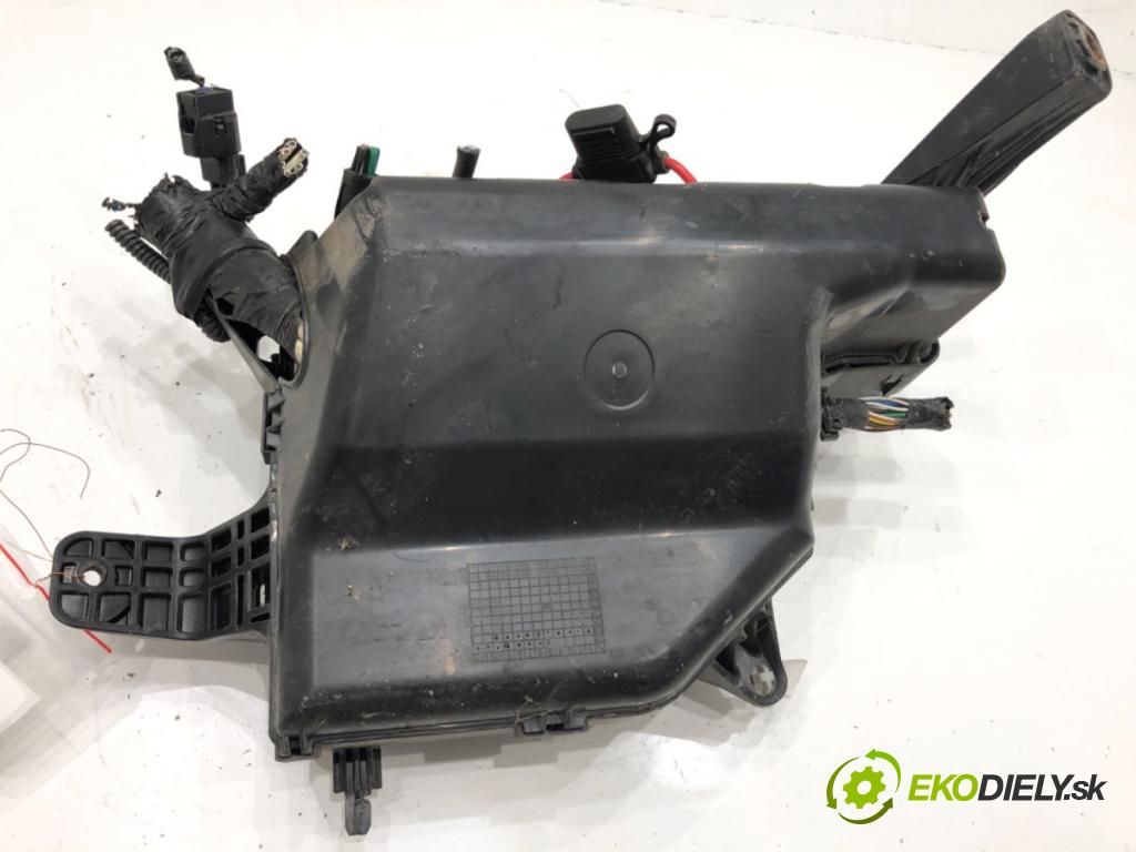 TOYOTA PRIUS II liftback 2005 57 kW 1.5 Hybrid (NHW20_) 1497 skříňka poistková  (Pojistková skříňka)