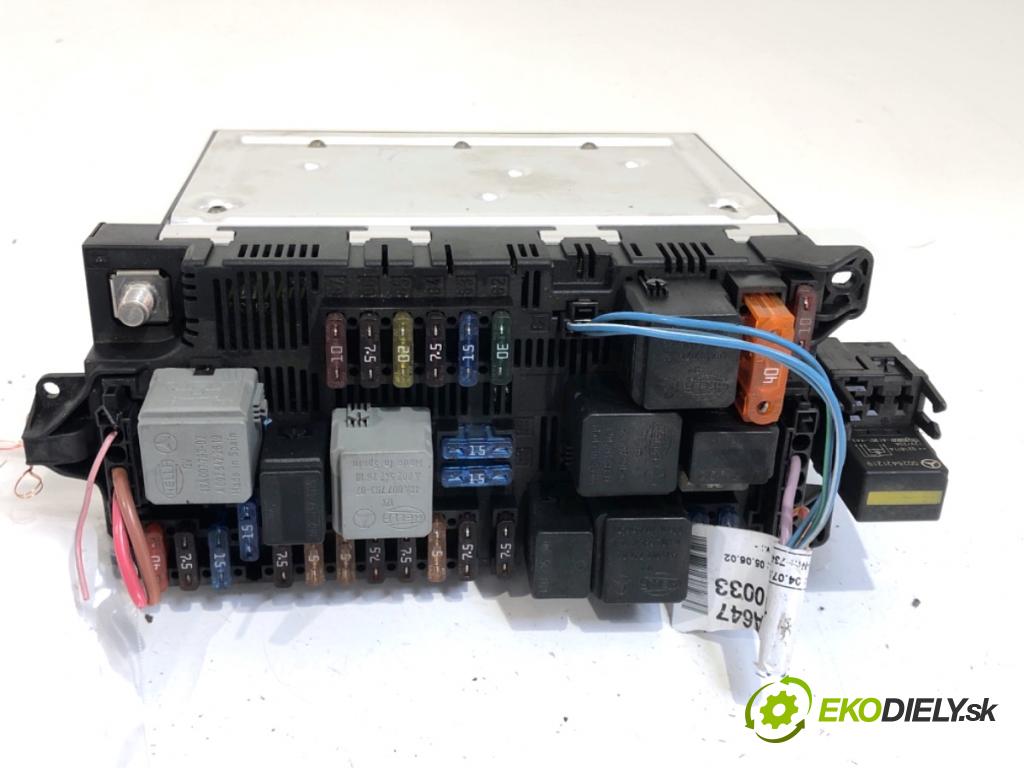 MERCEDES-BENZ W211 sedan 2002 130 kW E 270 CDI (211.016) 2685 modul BSI 2115453001 (Pojistková skříňka)