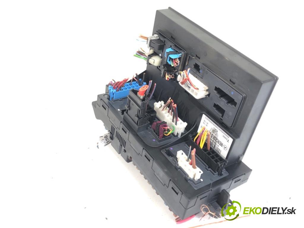 MERCEDES-BENZ W211 sedan 2002 130 kW E 270 CDI (211.016) 2685 modul BSI 2115453001 (Pojistková skříňka)