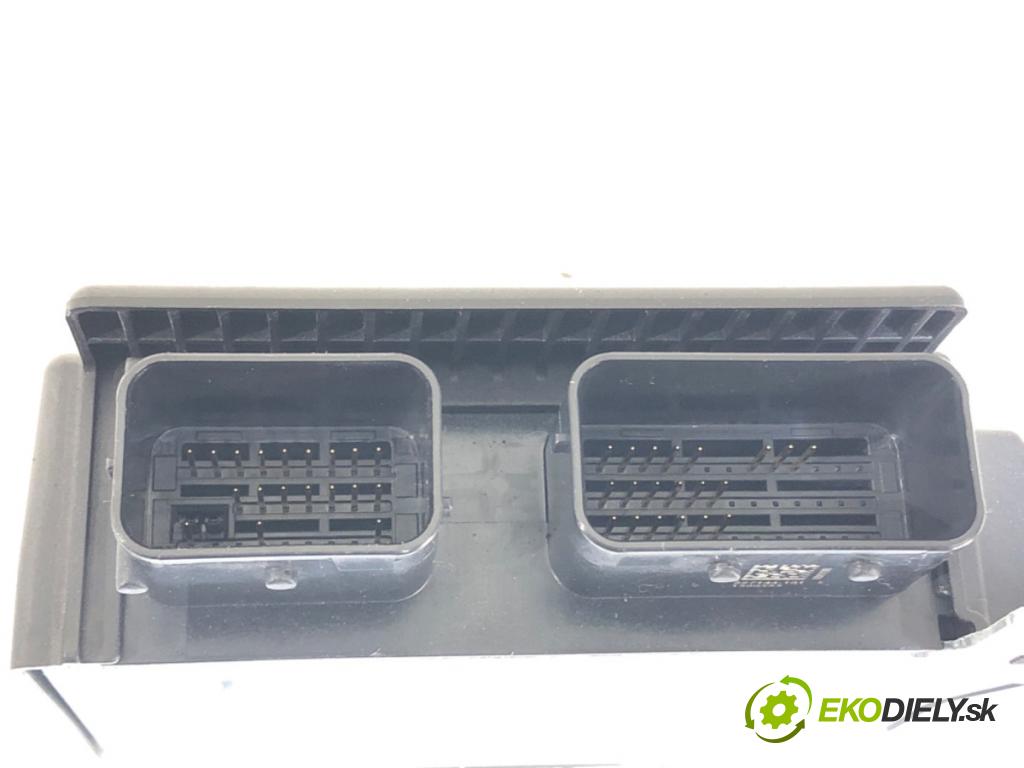 HYUNDAI i30 liftback 2013 66 kW 1.4 CRDi 1396 senzor airbag 95910-A6300 (Snímač)