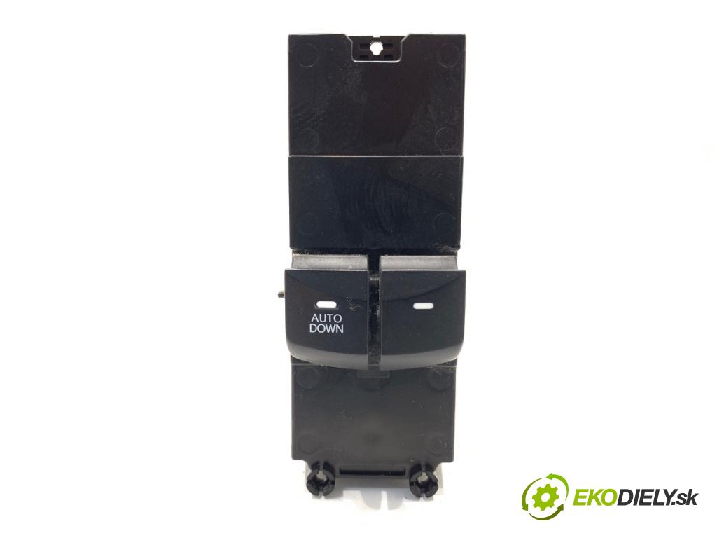 HYUNDAI i30 liftback 2013 66 kW 1.4 CRDi 1396 Prepínač okien 93570-A6100 (Prepínacie páčky pod volantom)