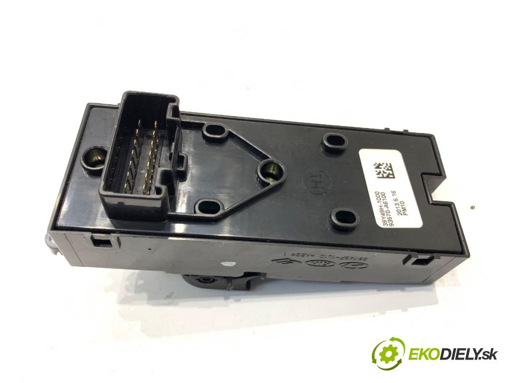 HYUNDAI i30 liftback 2013 66 kW 1.4 CRDi 1396 Prepínač okien 93570-A6100 (Prepínacie páčky pod volantom)