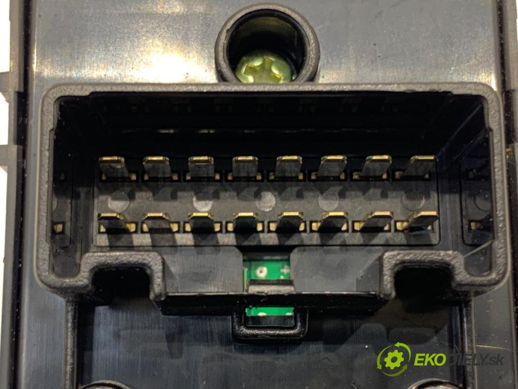 HYUNDAI i30 liftback 2013 66 kW 1.4 CRDi 1396 Prepínač okien 93570-A6100 (Prepínacie páčky pod volantom)