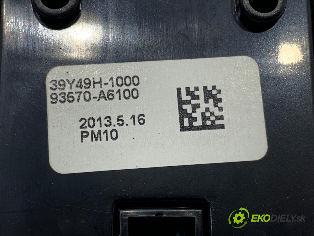HYUNDAI i30 liftback 2013 66 kW 1.4 CRDi 1396 Prepínač okien 93570-A6100 (Prepínacie páčky pod volantom)