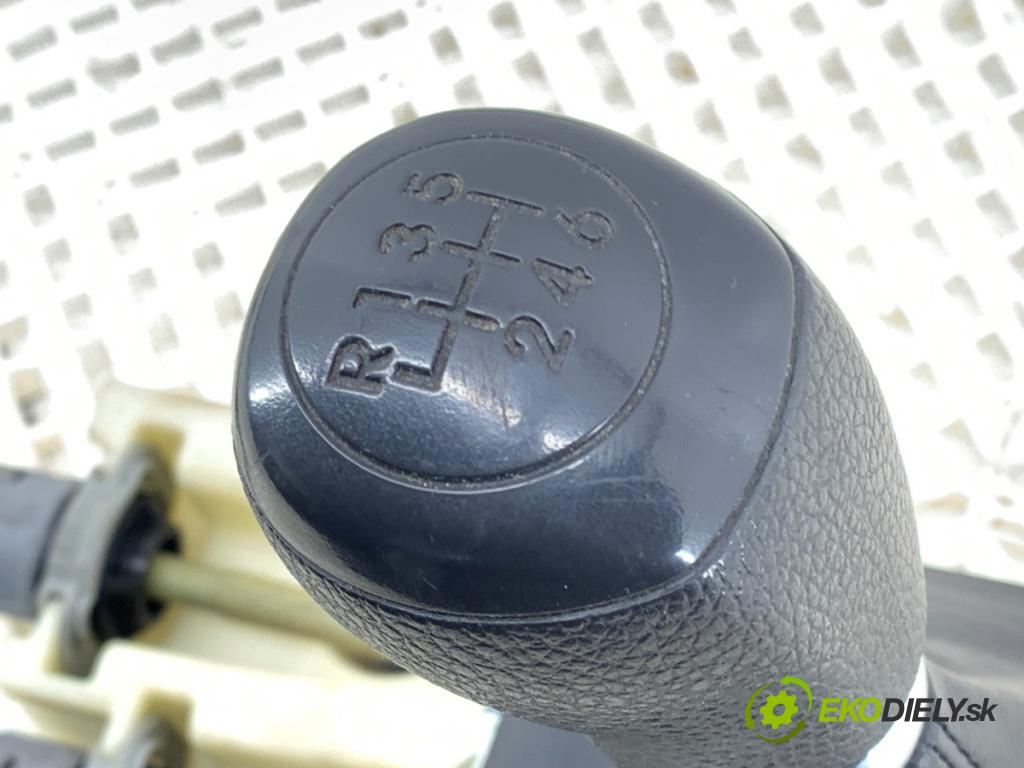 HYUNDAI i30 liftback 2013 66 kW 1.4 CRDi 1396 Kulisa  (Rýchlostná páka (kulisa))