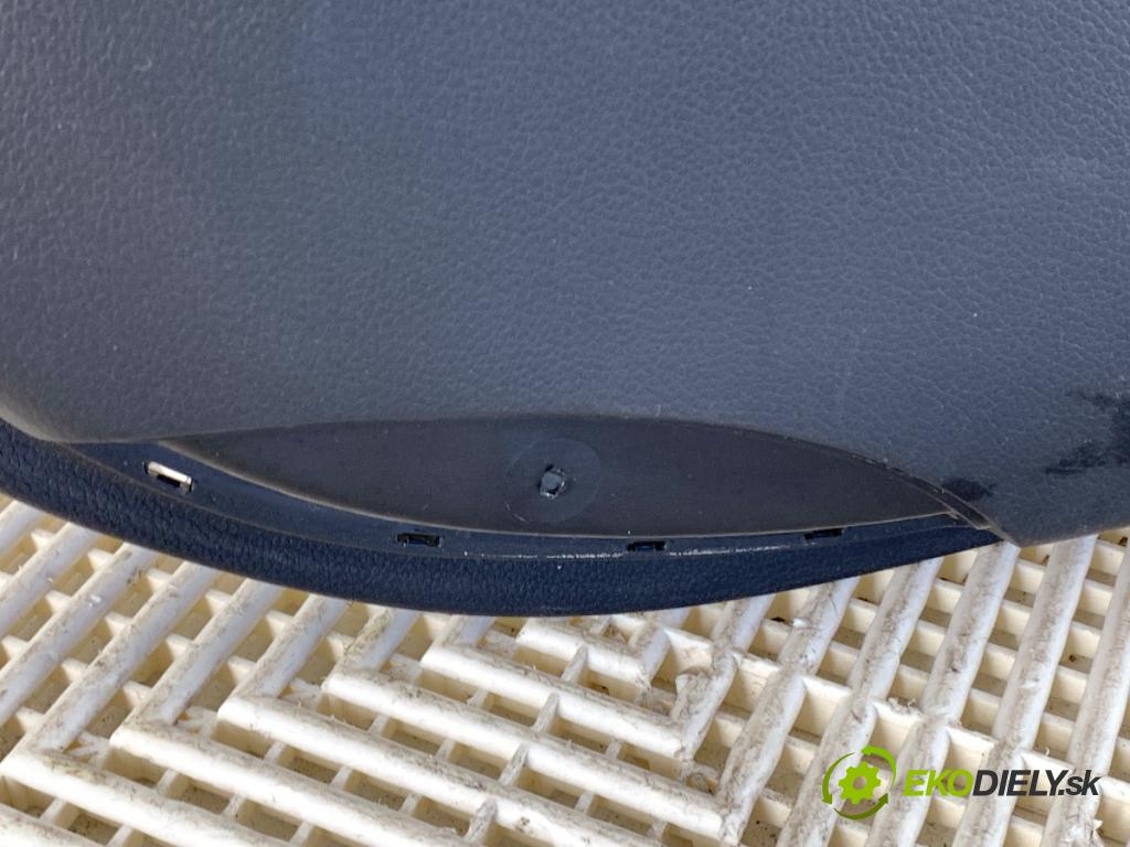 HYUNDAI i30 liftback 2013 66 kW 1.4 CRDi 1396 ča dveře levý přední část