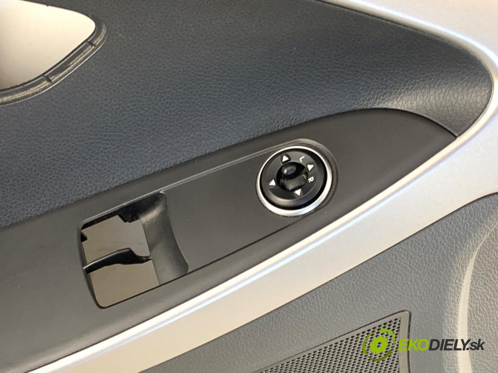 HYUNDAI i30 liftback 2013 66 kW 1.4 CRDi 1396 ča dveře levý přední část