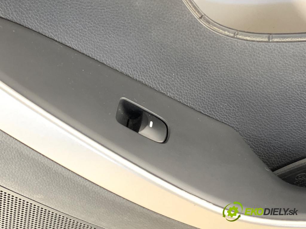 HYUNDAI i30 liftback 2013 66 kW 1.4 CRDi 1396 ča dveře pravý přední část