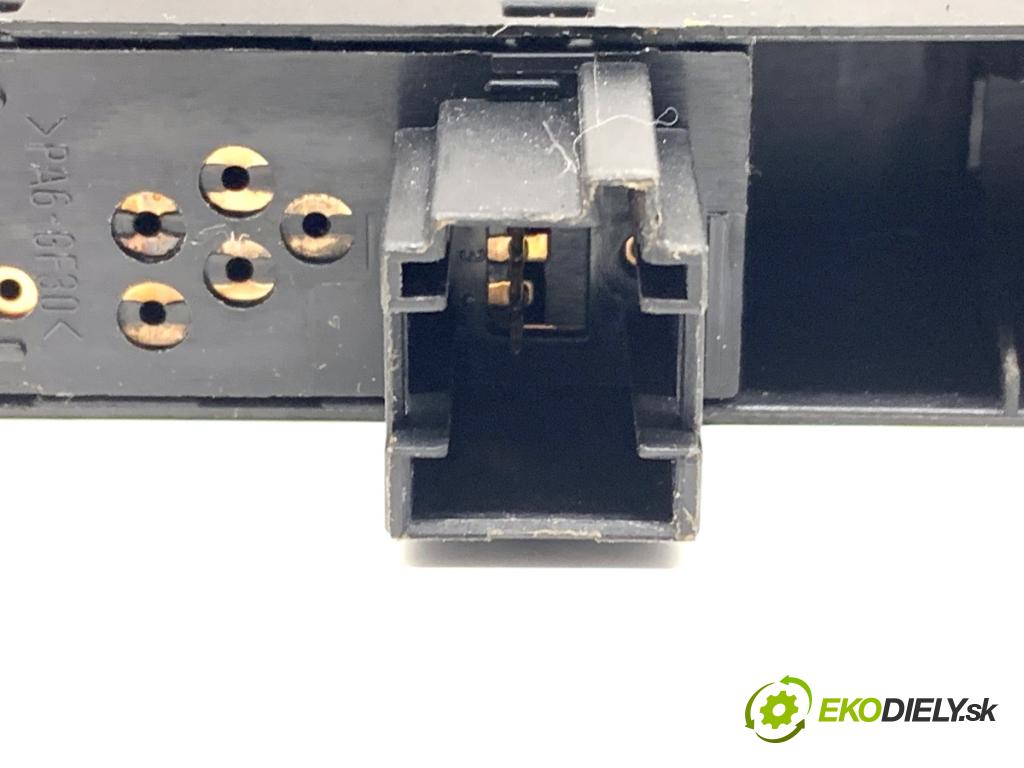 BMW E46 sedan 2000 100 kW 320 d 1951 Prepínač okien 6902176 (Prepínacie páčky pod volantom)