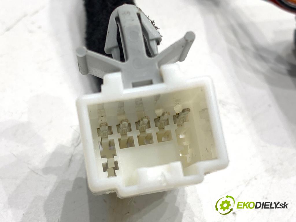 KIA STINGER liftback 2019 272 kW 3.3 T-GDi 4WD 3342 Prepínač nastavenia volantu  (Prepínacie páčky pod volantom)