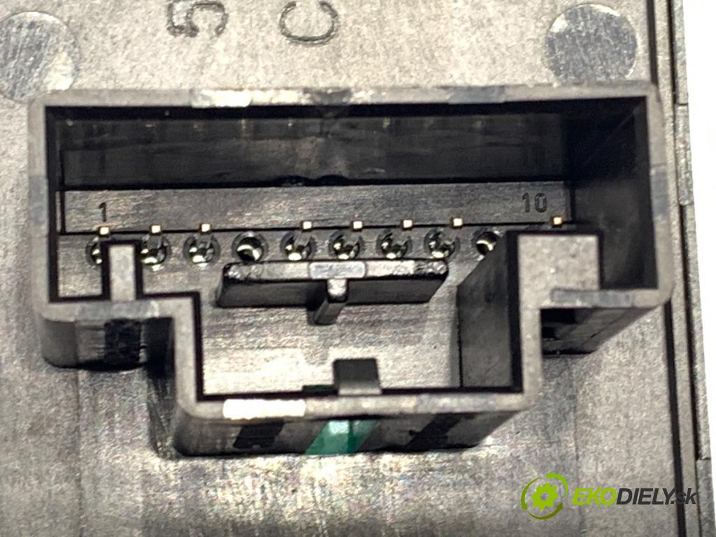 SKODA OCTAVIA III Kombi 2015 77 kW 1.6 TDI 1598 Prepínač okien 5E0959857 (Prepínacie páčky pod volantom)