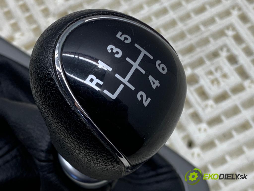 FORD FOCUS III liftback 2014 85 kW 1.6 TDCi 1560 Kulisa  (Rýchlostná páka (kulisa))