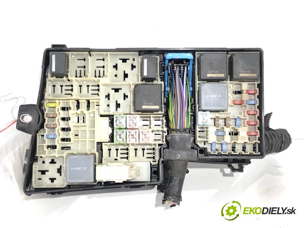 FORD FOCUS III liftback 2014 85 kW 1.6 TDCi 1560 skříňka poistková AV6T-14A067-AD (Pojistková skříňka)