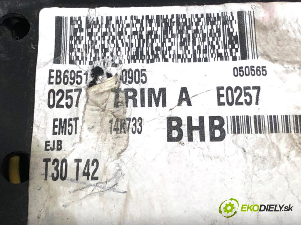 FORD FOCUS III liftback 2014 85 kW 1.6 TDCi 1560 skříňka poistková AV6T-14A067-AD (Pojistková skříňka)