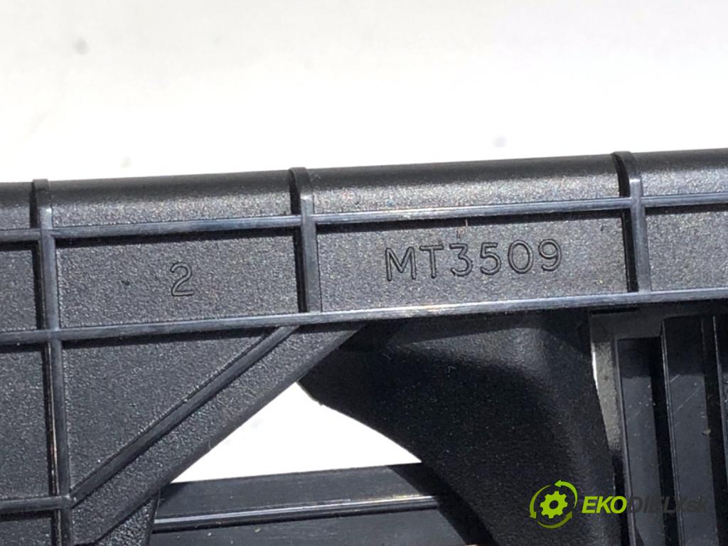 TOYOTA AVENSIS T25 sedan 2004 95 kW 1.8 (ZZT251_) 1794 držák na nápoje  (Držák nápojů)