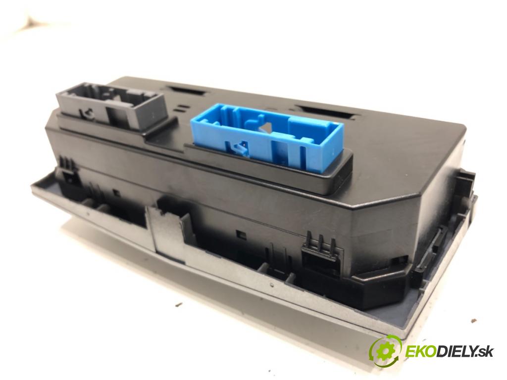 OPEL ASTRA H liftback 2010 85 kW 1.6 (L48) 1598 Panel ovládania kúrenia 13274233 (Prepínacie páčky pod volantom)