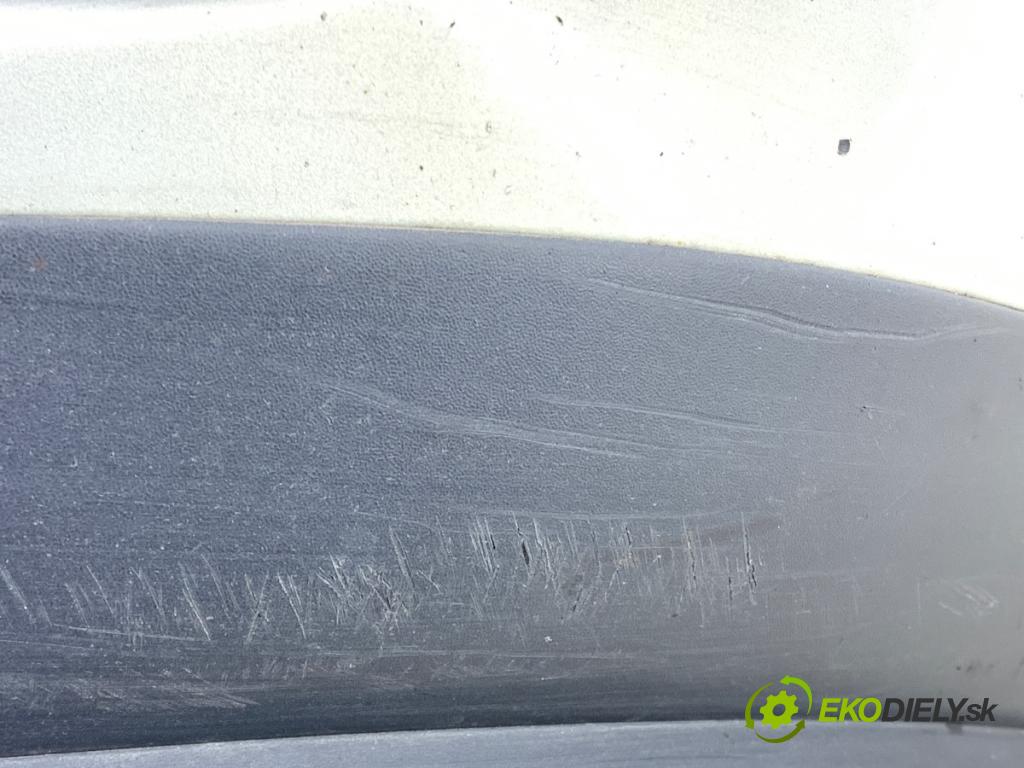 TOYOTA AVENSIS T25 sedan 2004 95 kW 1.8 (ZZT251_) 1794 nárazník přední část  (Klika dveří ostatní)