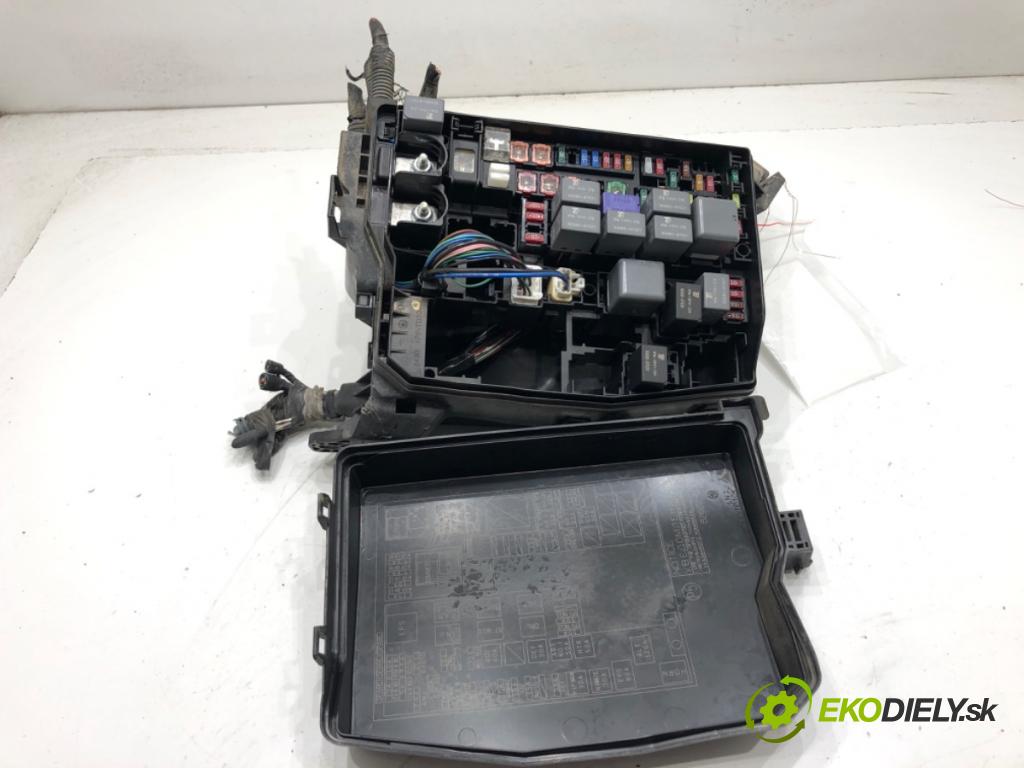 TOYOTA AURIS II Kombi 2014 97 kW 1.6 (ZRE185_) 1598 skříňka poistková  (Pojistková skříňka)