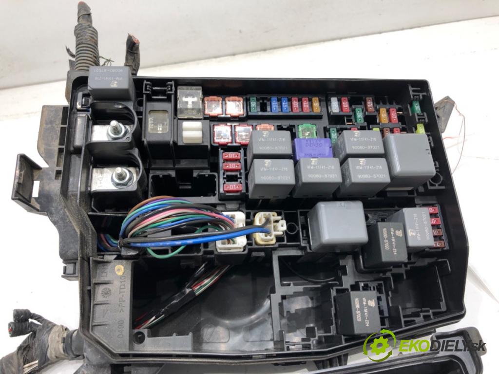 TOYOTA AURIS II Kombi 2014 97 kW 1.6 (ZRE185_) 1598 skříňka poistková  (Pojistková skříňka)