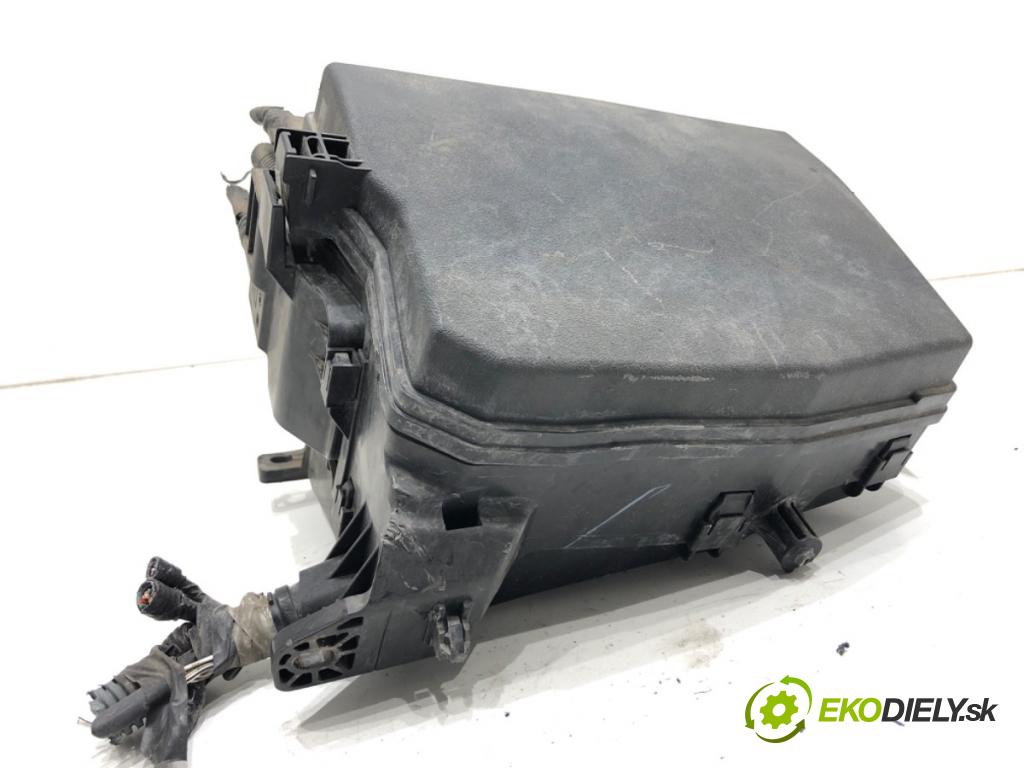 TOYOTA AURIS II Kombi 2014 97 kW 1.6 (ZRE185_) 1598 skříňka poistková  (Pojistková skříňka)